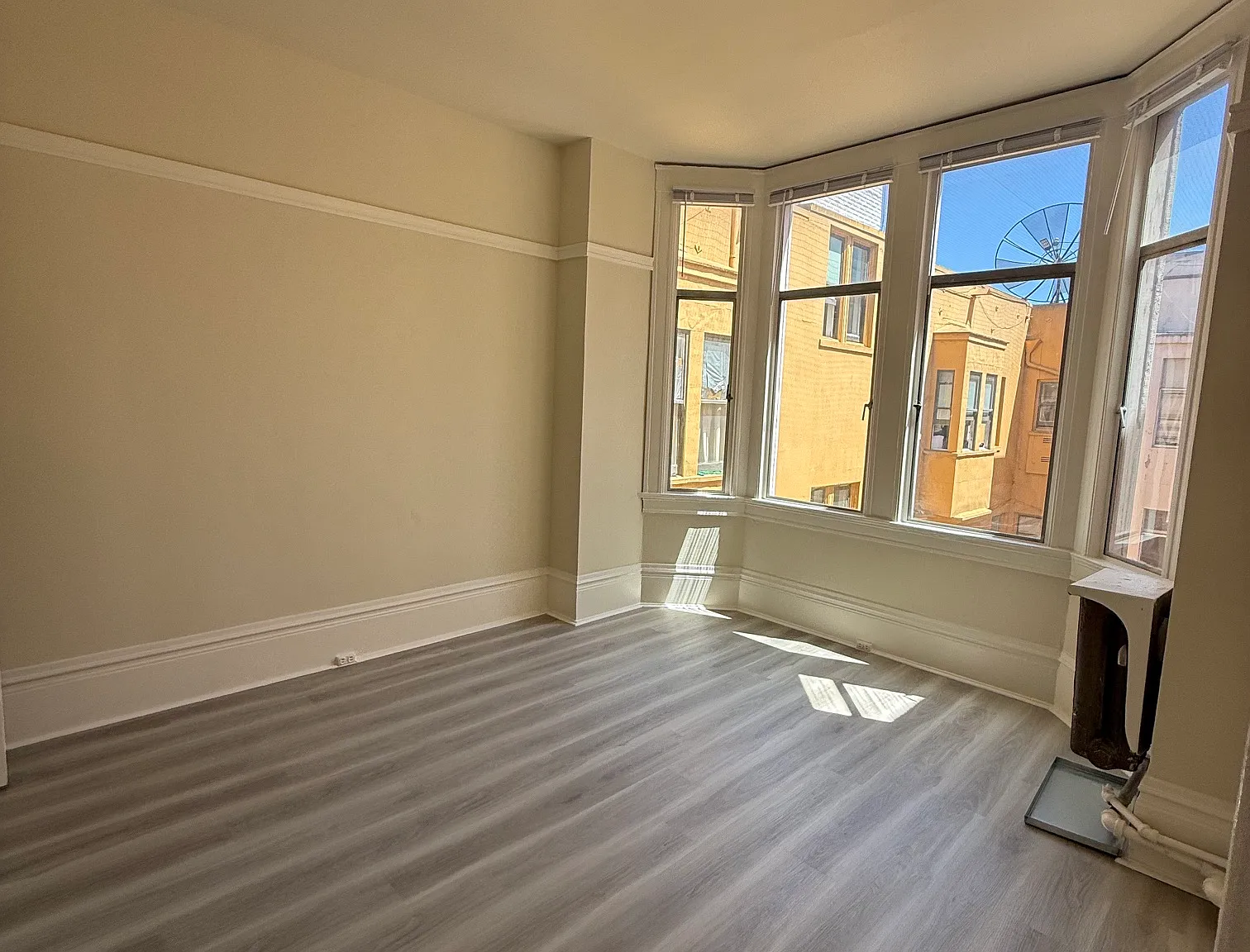 Top-Floor Tenderloin Studio | Water & Trash Included & Cats Welcome — Photo 4