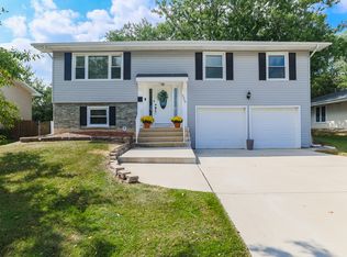 2060 Hilltop Rd, Hoffman Estates, IL 60169