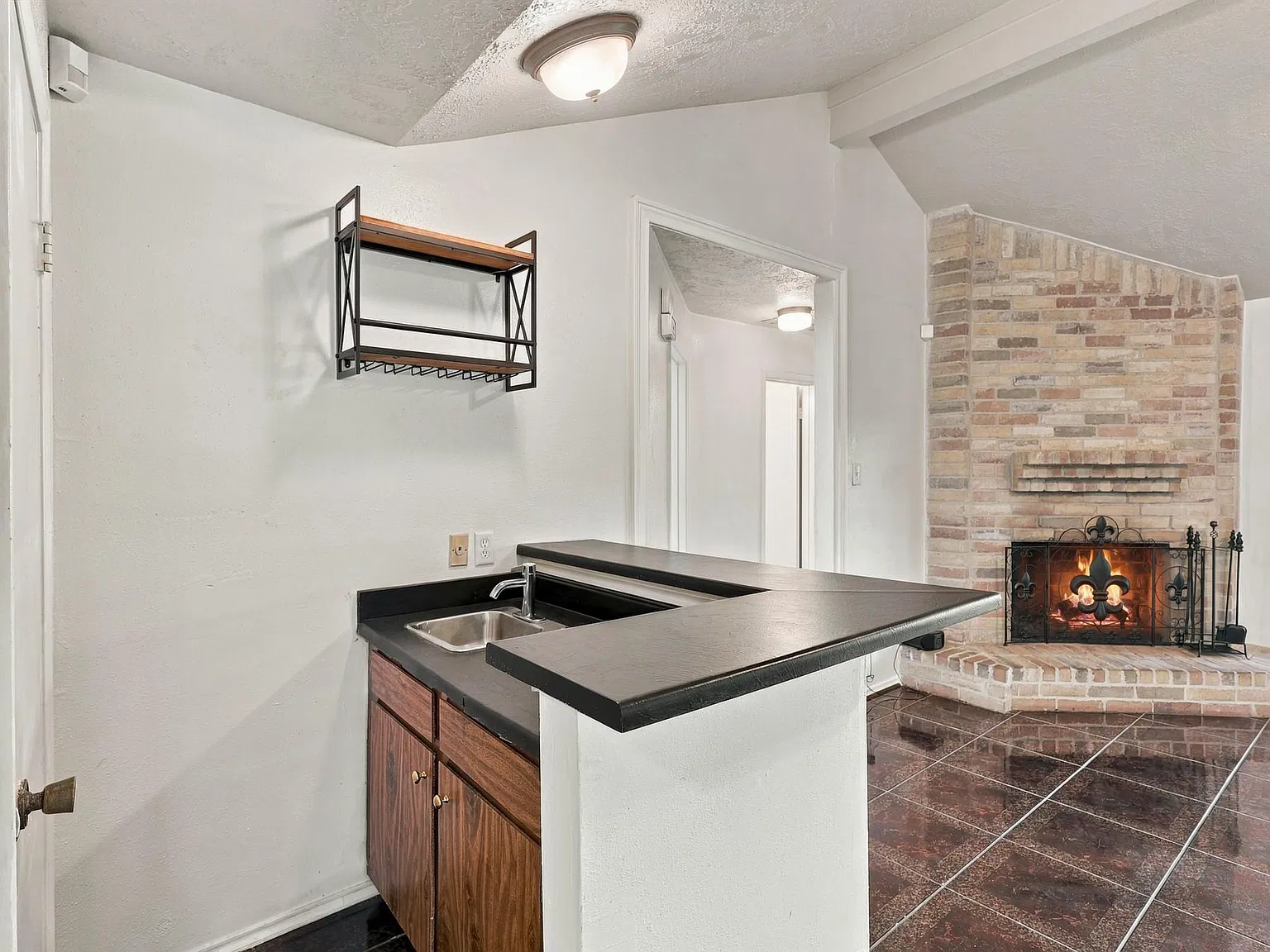 3 bed, 2.0 bath, 1395 sqft, $1,600 — Photo 3