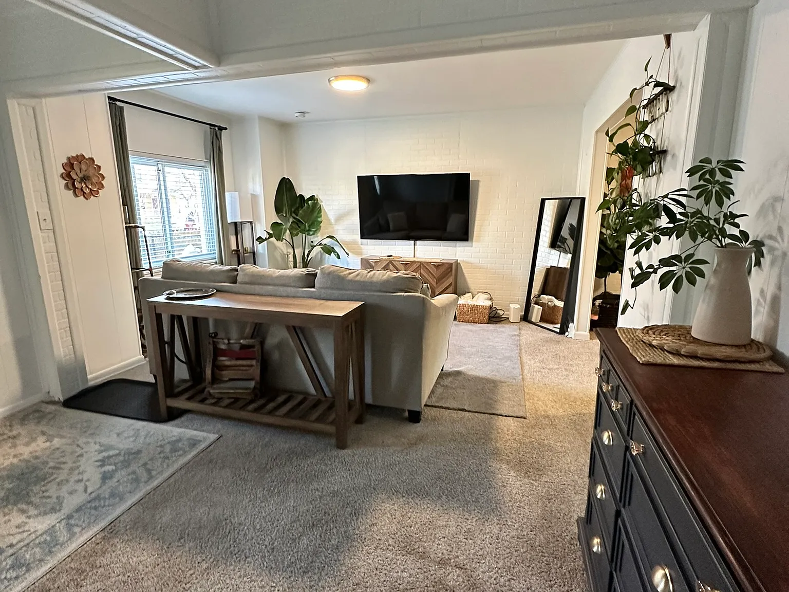 5 bed, 2282 sqft, $5,200 — Photo 2