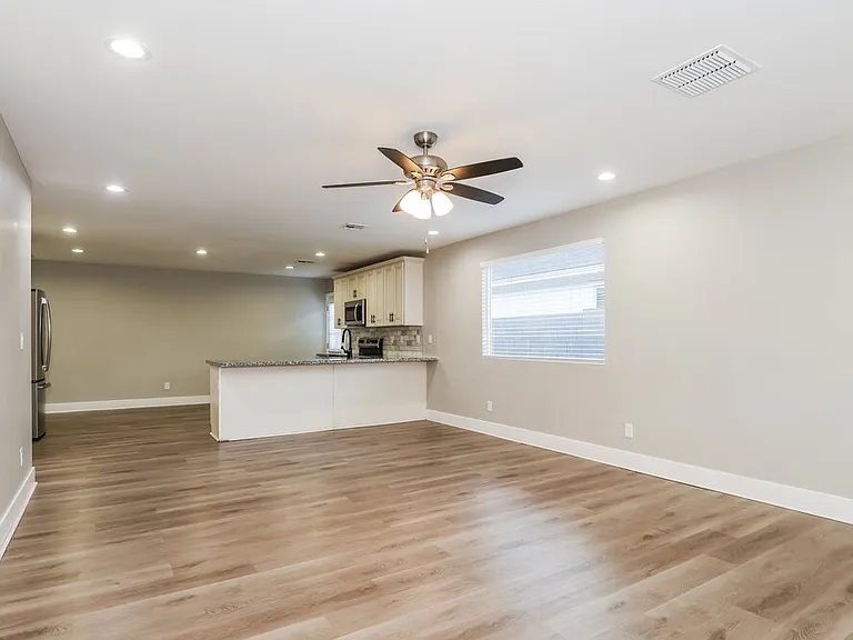 2321 W Mobile Ln — Photo 4