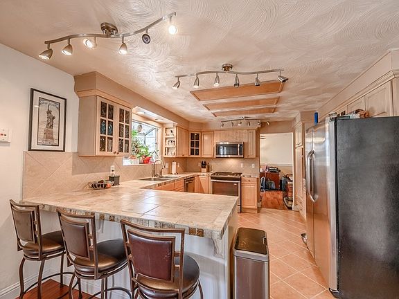 5th image of 998 Camino Real Dr