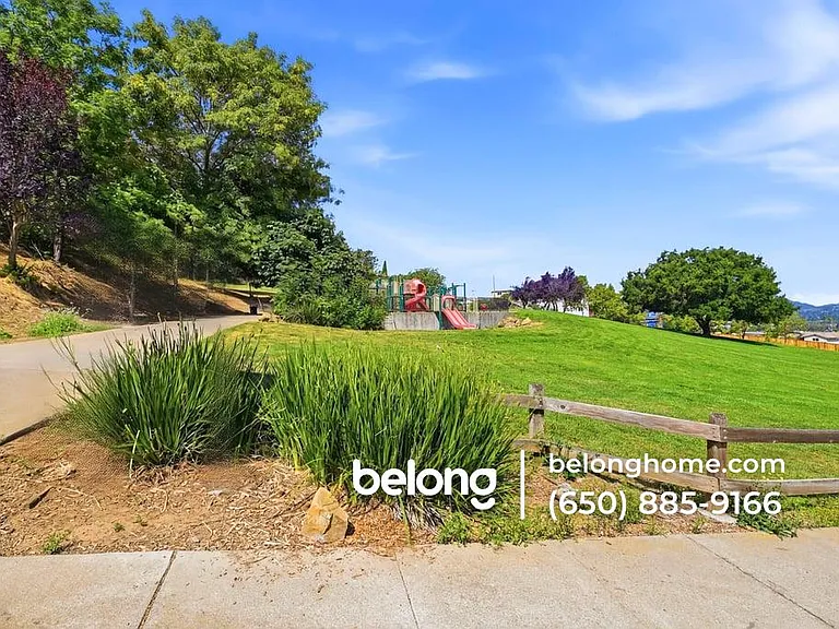 23460 Lakeridge Ave — Photo 3