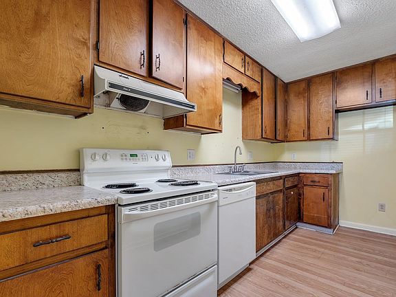 5th image of 2395 Gregory Dr
