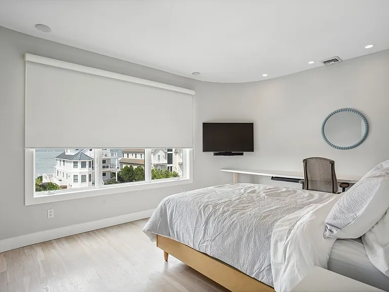 681 Dune Rd — Photo 16