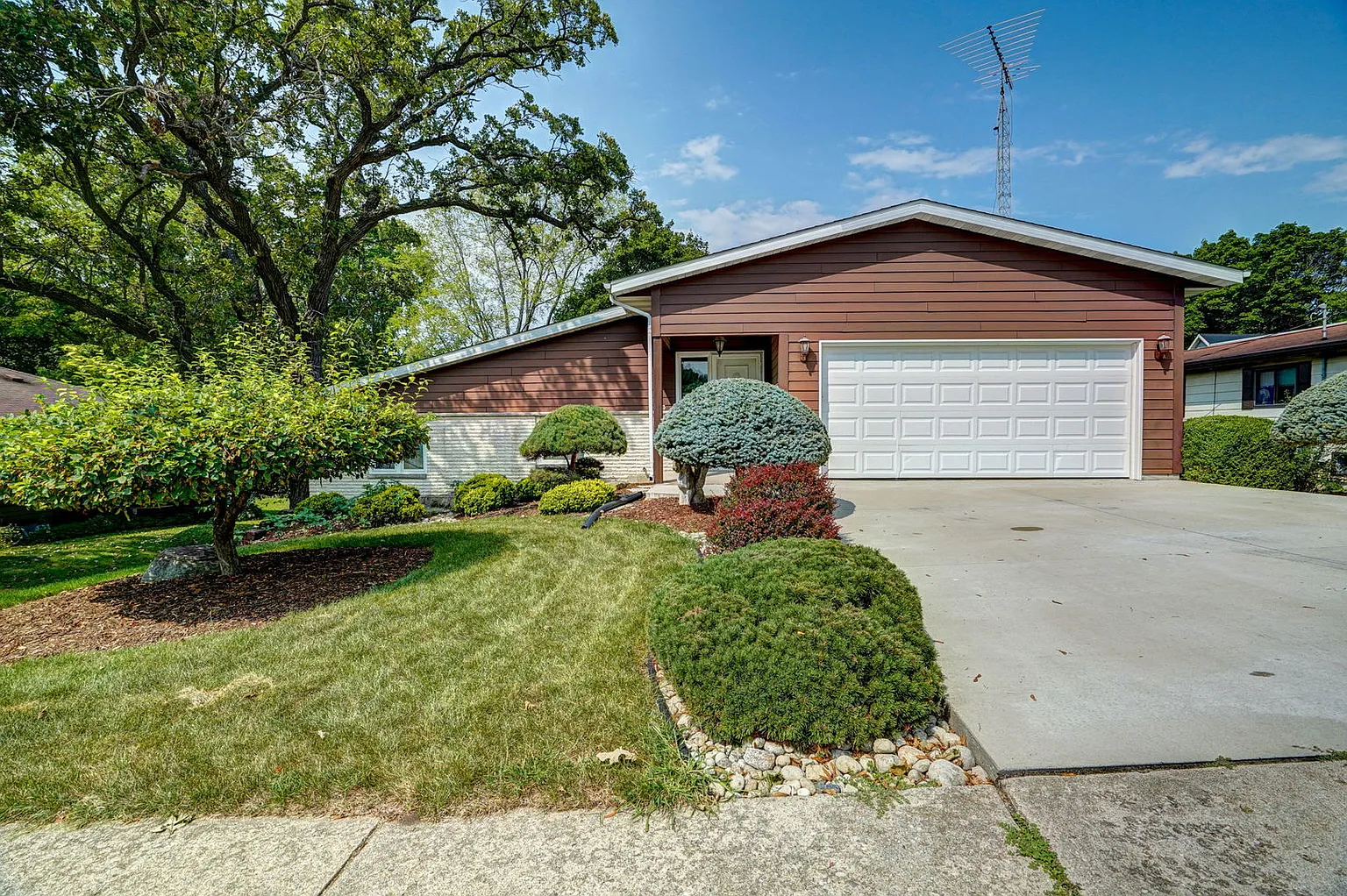 416 Briody St photo 1