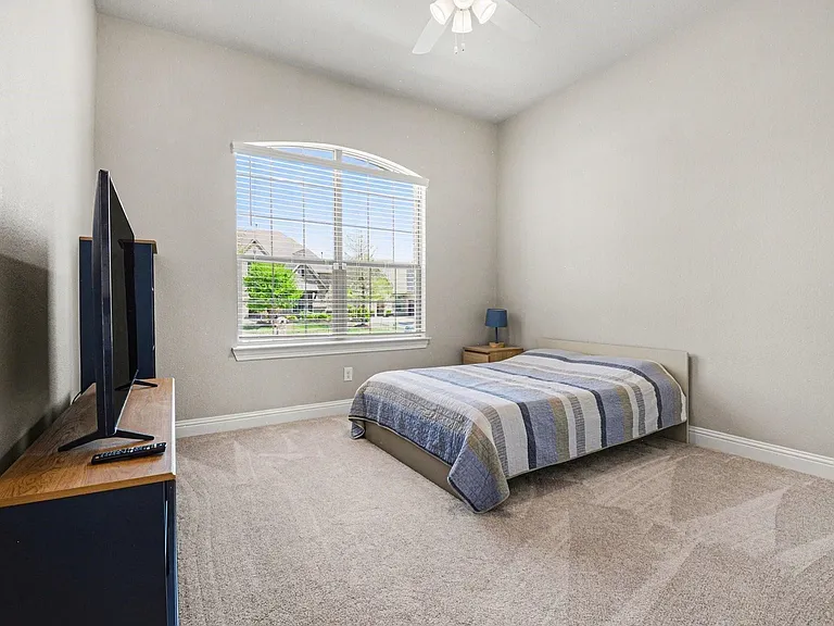 3323 Royal Ridge Dr — Photo 22
