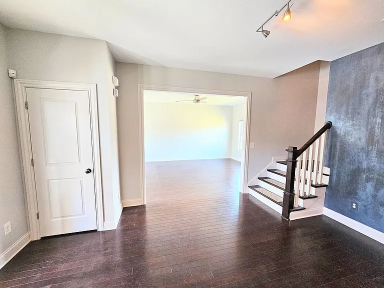 821 Westmoreland Cir NW — Photo 4