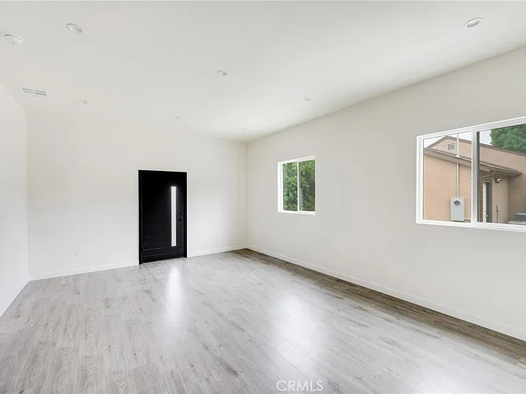 8806 Enfield Ave — Photo 5