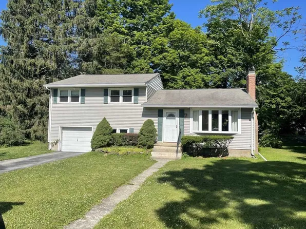 27 Circle Dr, Hyde Park, NY 12538