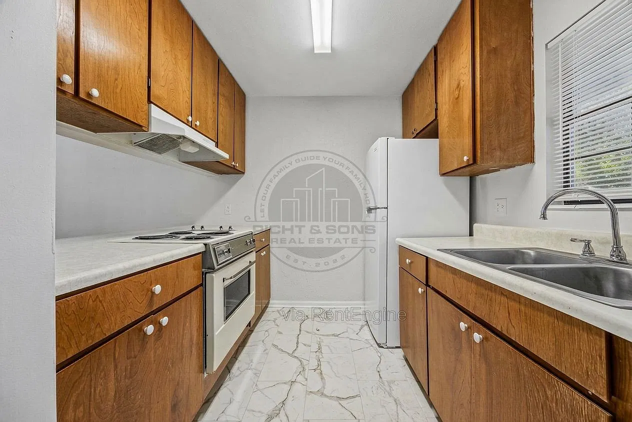 2 bed, 1.0 bath, 900 sqft, $1,200 — Photo 3