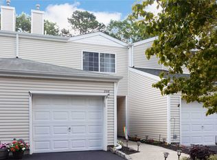 258 Barn Swallow Ct, Manorville, NY 11949
