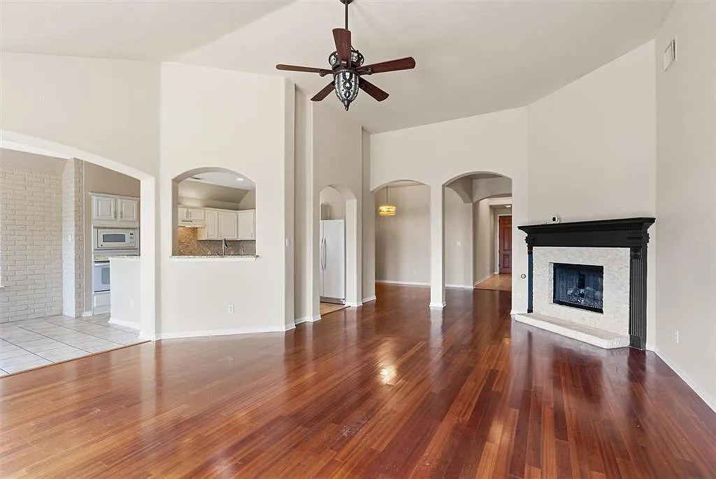 3 bed, 2.0 bath, 2220 sqft, $2,350 — Photo 4
