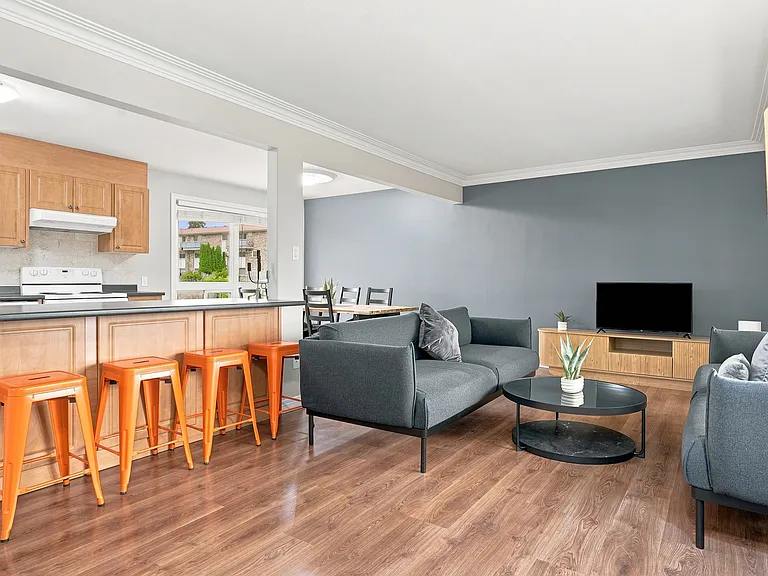 240 Lakeshore Rd #1 — Photo 22
