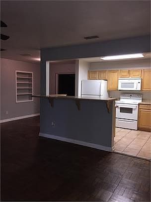 5th image of 631 NW 36th Dr