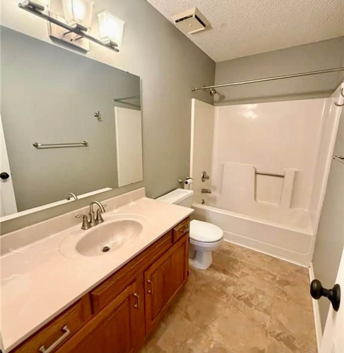 NW 57th Ter, Kansas City — Photo 2