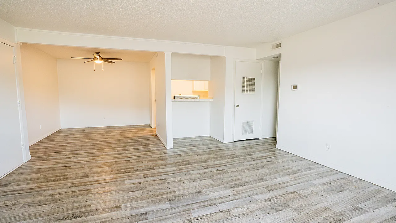 Brentwood Apartments — Photo 2