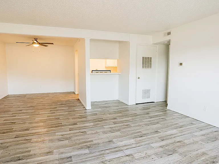 Brentwood Apartments — Photo 2