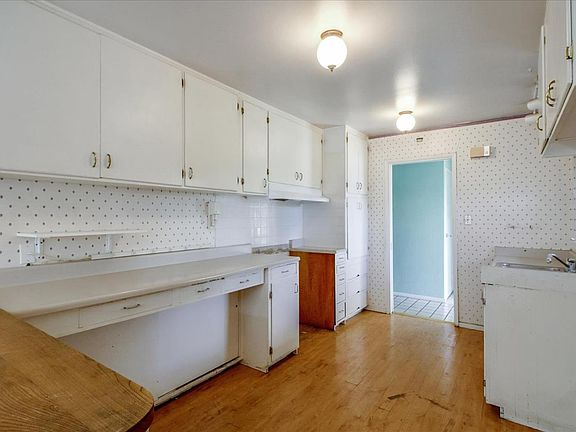 4th image of 3645 De Soto Ave