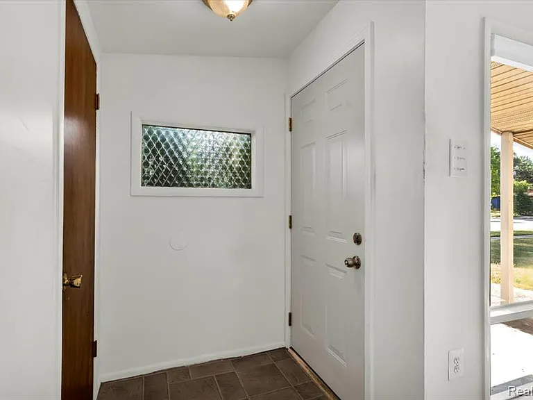 23031 Eastwood St — Photo 4