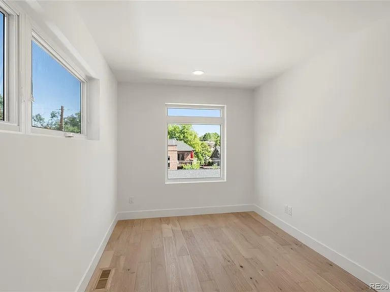 588 Adams St — Photo 26