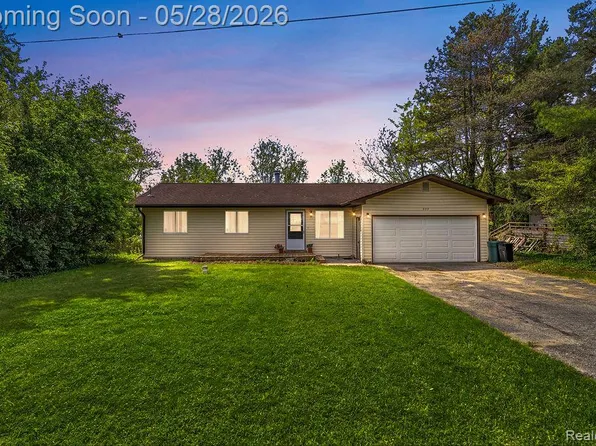 233 Peninsula Lake Dr, Highland, MI 48357