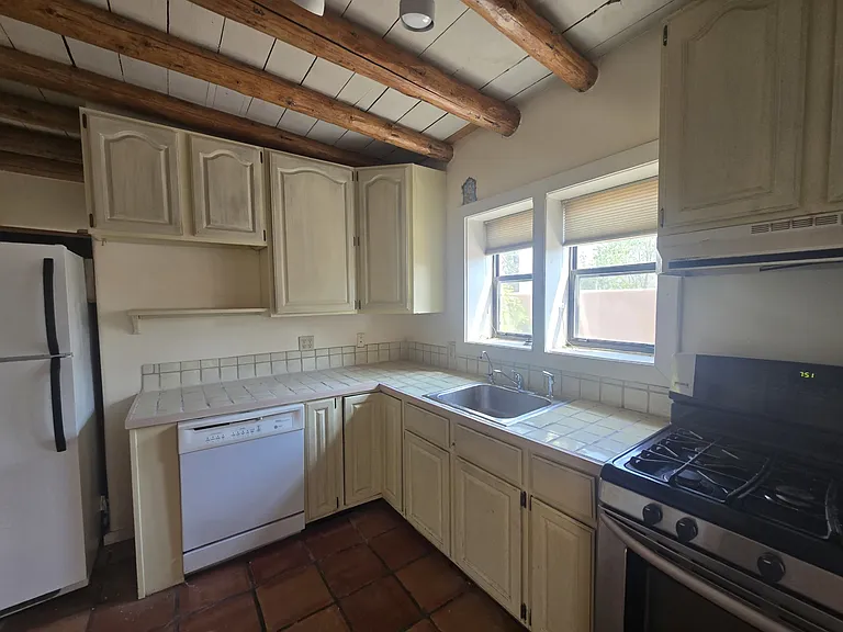 246 Casados St — Photo 6