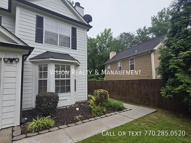 5025 Brittany Dr — Photo 4