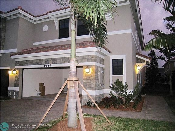 2nd image of 9586 Town Parc Cir N