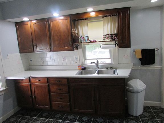 5th image of 1602 Midway Dr
