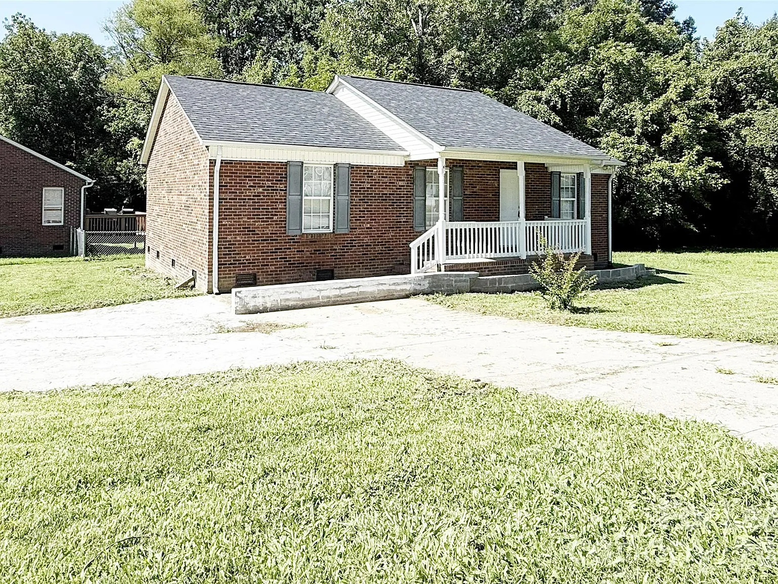 3 bed, 2.0 bath, 1052 sqft, $1,350 — Photo 3