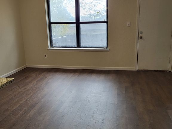 3rd image of 4524 Forest Hills Dr