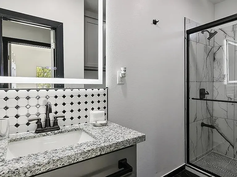 2411 Travis St — Photo 4