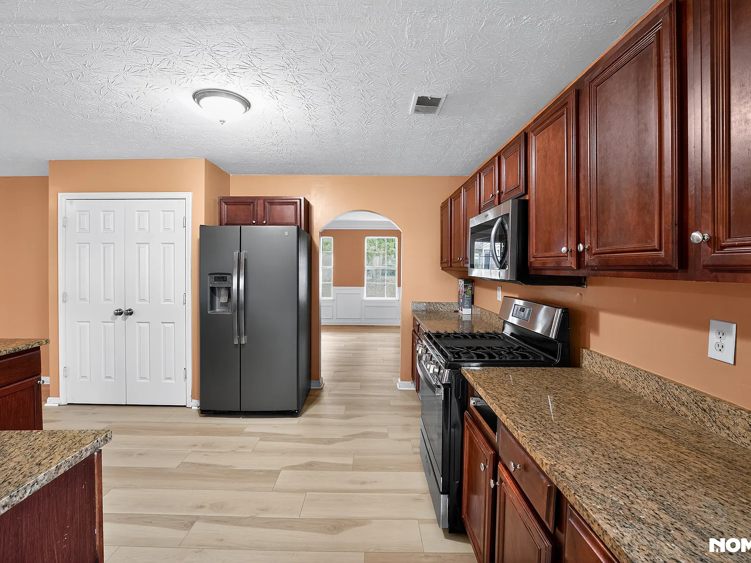 4 bed, 2.5 bath, 3381 sqft, $2,500 — Photo 2
