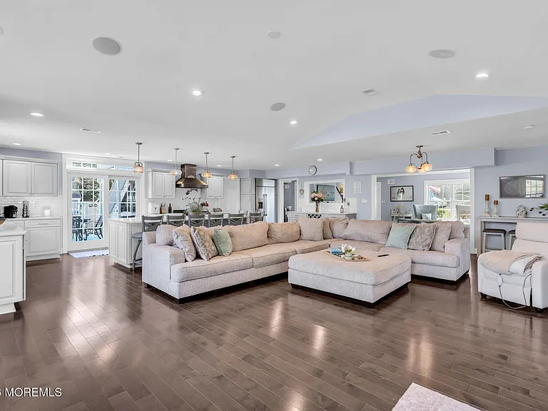 375 Kildare Dr — Photo 8