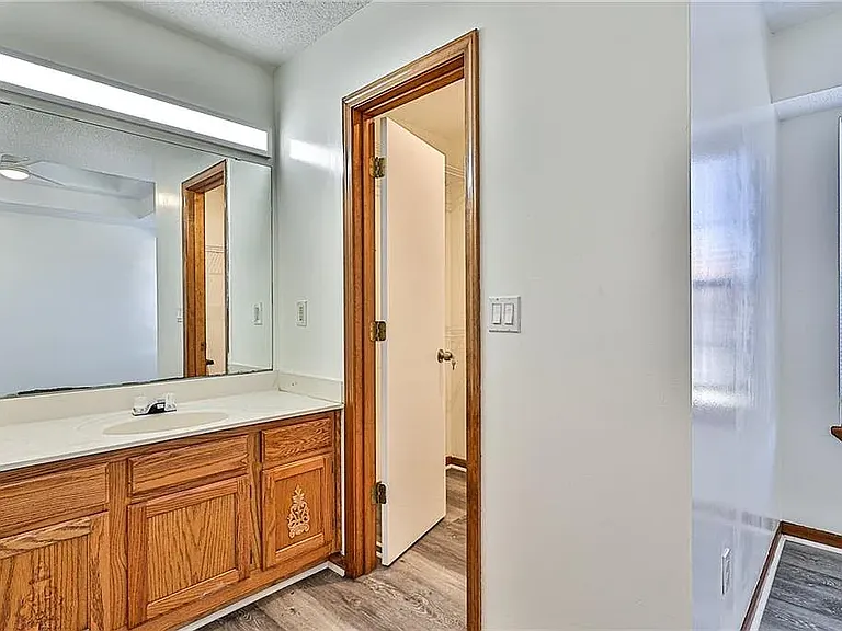 4010 E 16th Ct — Photo 18