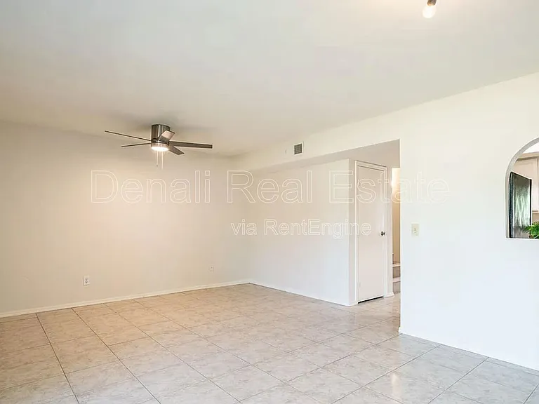 1329 S Mitchell Dr — Photo 2