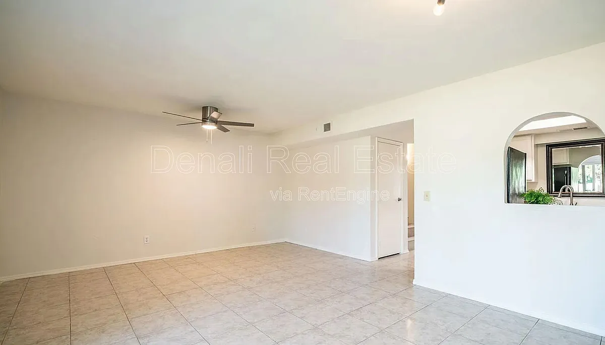 Building Photo - 1329 S Mitchell Dr