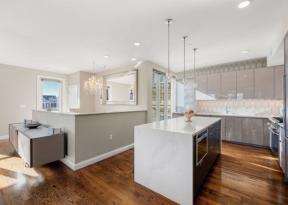 1st image of 928 E Broadway #9