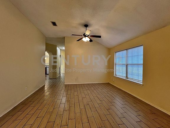 4th image of 609 Blueberry Hill Ln