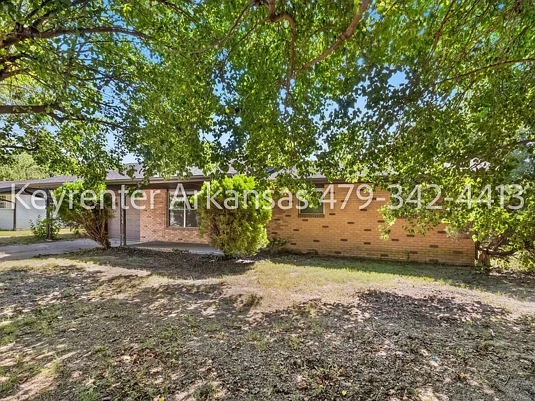 207 Carlton St — Photo 2