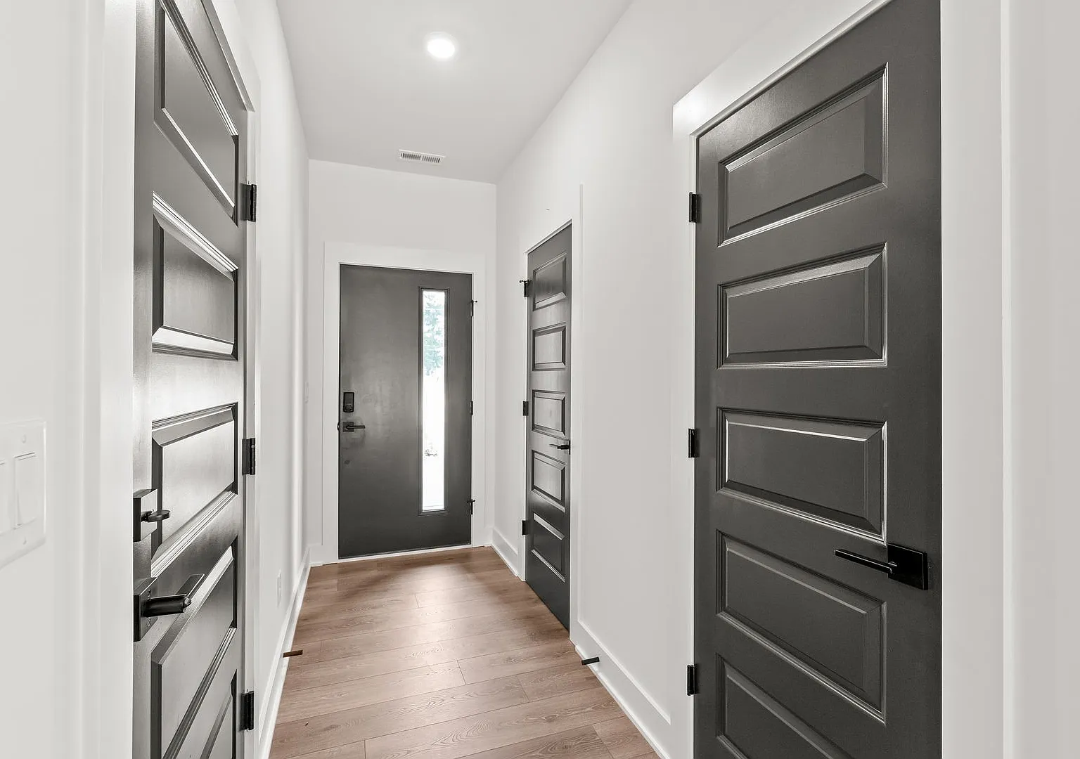 Move-in Ready Modern Townhome!! — Photo 3
