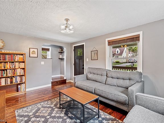 4th image of 877 McGill St
