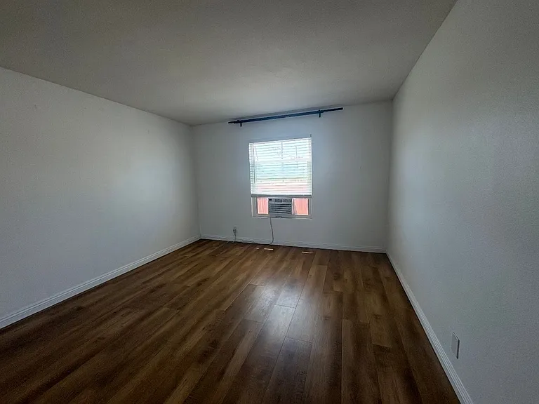 1518 E 3rd St — Photo 3