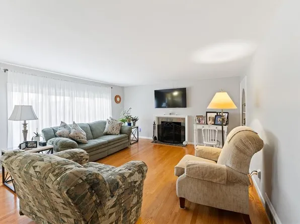 16 Fern Dr E, Rumford, RI 02916