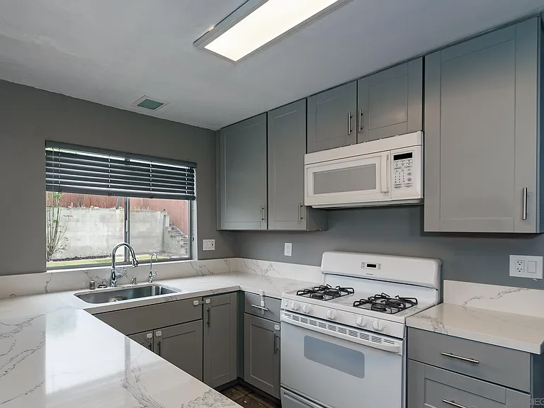 1045 Fuchsia Ln — Photo 32