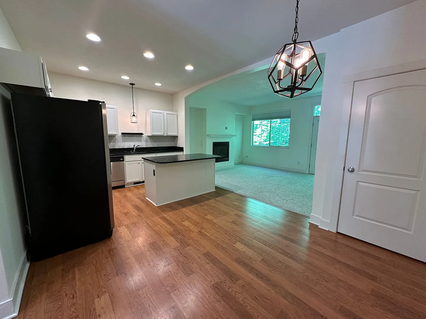Beautiful 2 Bedroom Townhouse! — Photo 2