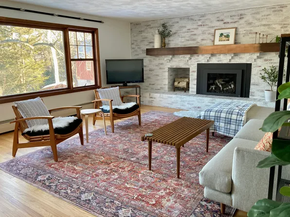 23 The Knls, South Hadley, MA 01075