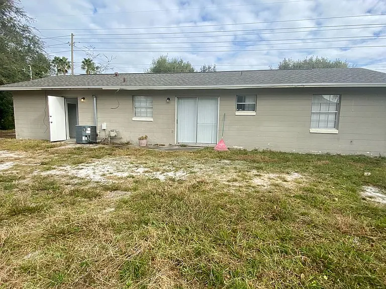 1312 Saxon Blvd — Photo 3