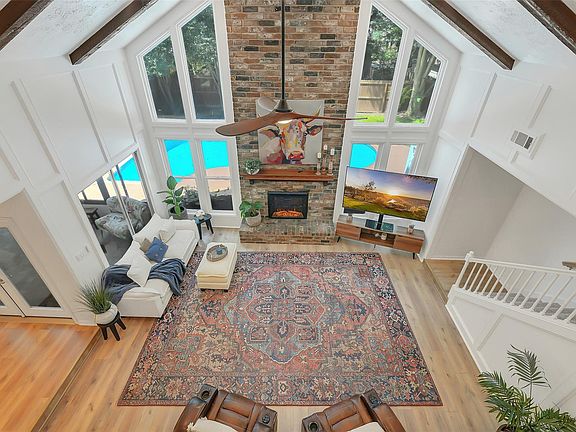 3rd image of 2219 Laurel Hill Dr